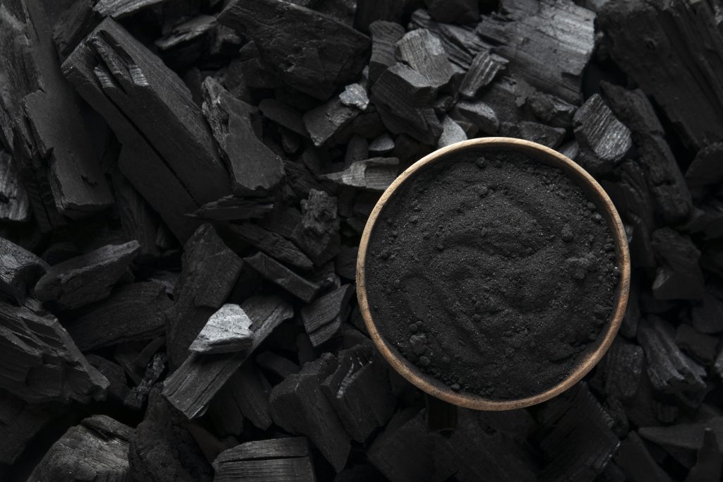 Carbón activado mineral bituminoso lígnitico